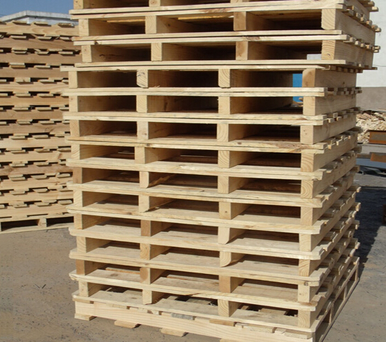 該如何去除這些木托盤表面的“污漬”?